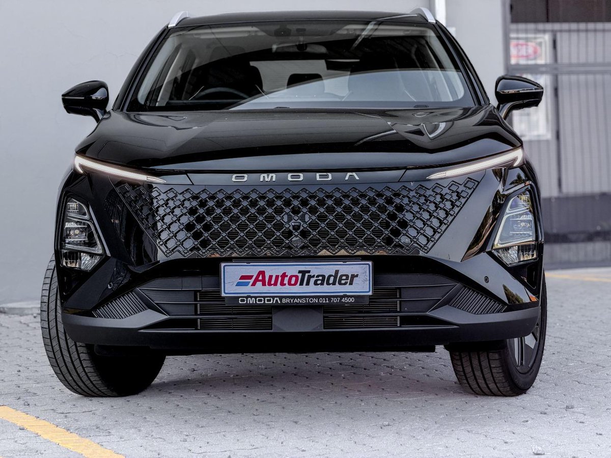 AutoTraderSA's tweet image. We drive the @Omoda_SA #C5 HEV ahead of its local launch. Would you consider a #hybrid in 2026? bit.ly/OmodaC5HEV2026…