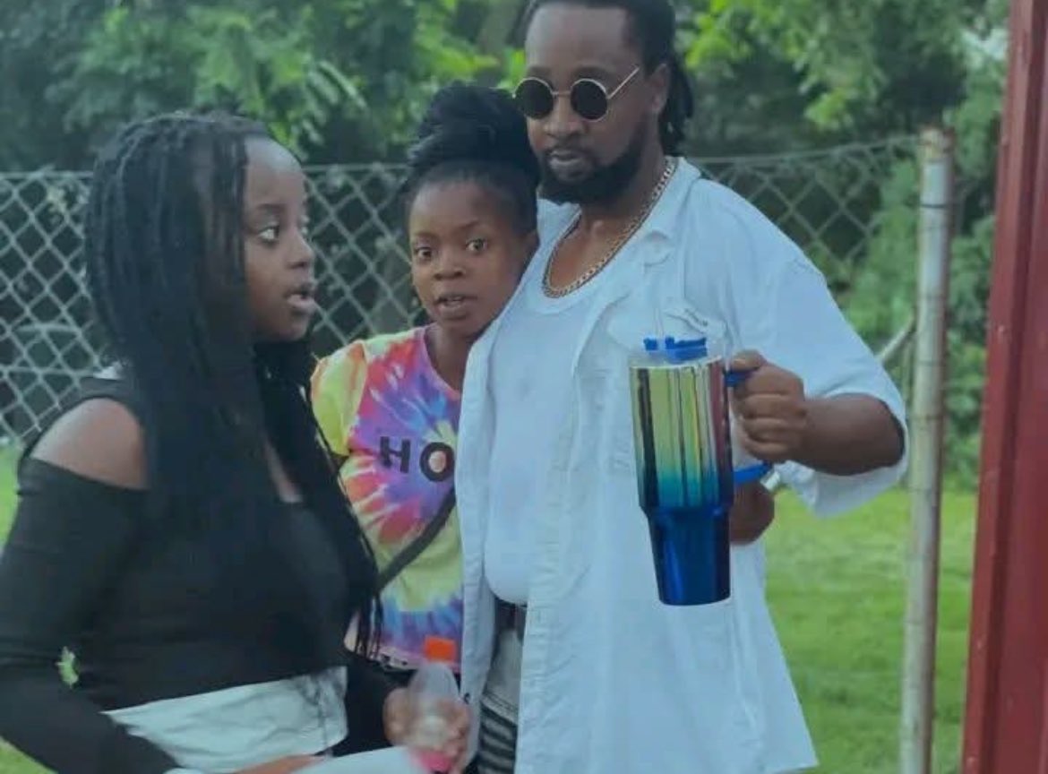 RokiZw_'s tweet photo. Family Matters https://t.co/Eb03S0W63F