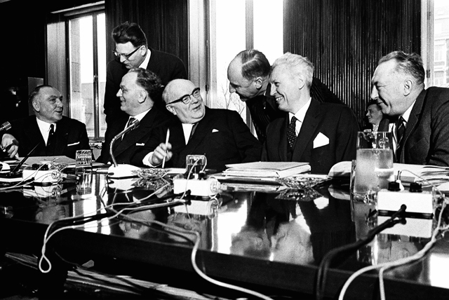 SEDAS_EsUe's tweet photo. 📝El 8 de abril de 1965 se firmó el Tratado de Bruselas o Tratado de Fusión
🔹Unificó la CECA, la CEE y el Euratom estableciendo una única Comisión de las Comunidades Europeas y un único Consejo
En #SEDAS👉[https://t.co/WLiodaYbj4] 
#CDEuropa
📸©European Communities 1965 https://t.co/sSV4UolusG