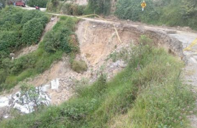 COENPeru's tweet image. ⚠️ Cajamarca: el 7/4, #LluviasIntensas causaron daños a camino vecinal en los sectores Cercado Querocoto, La Granja y El Limón, distrito de #Querocoto, provincia Chota. Gobierno local realiza la #EDAN y coordina las labores de limpieza en la vía que se encuentra restringida al