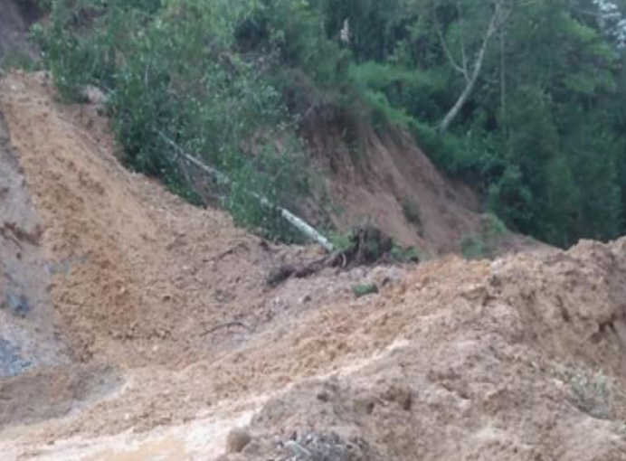 COENPeru's tweet image. ⚠️ Cajamarca: el 7/4, #LluviasIntensas causaron daños a camino vecinal en los sectores Cercado Querocoto, La Granja y El Limón, distrito de #Querocoto, provincia Chota. Gobierno local realiza la #EDAN y coordina las labores de limpieza en la vía que se encuentra restringida al