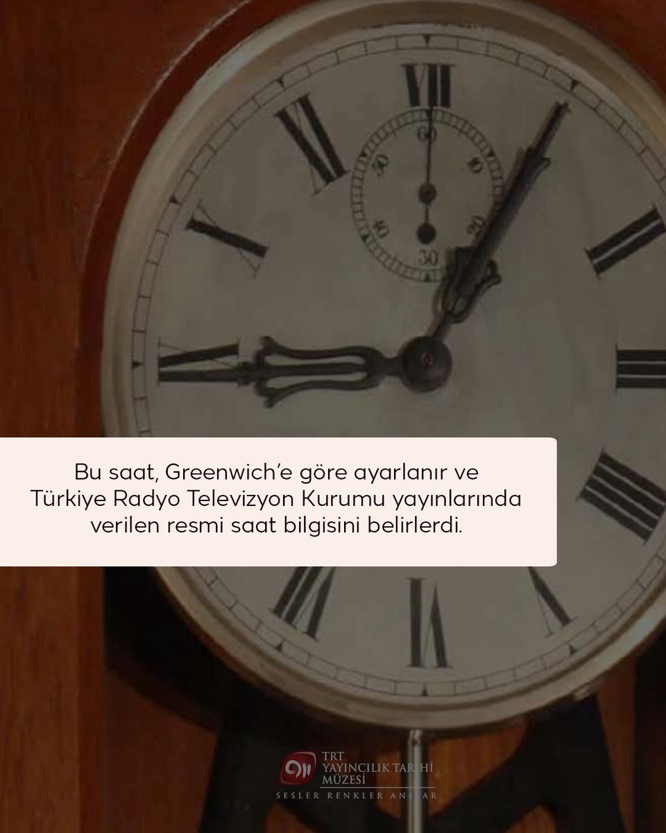 trtmuzesi's tweet photo. 🕰️⏳ Synchronome Electric marka Sarkaçlı Saat, Ankara Radyosu ana kumanda salonunda kullanılmıştır. Bu saat, Greenwich’e göre ayarlanarak “Memleket Saat Ayarı”nın temel referansını oluşturmuştur.

Sarkaçlı Saat, TRT Yayıncılık Tarihi Müzesi Radyo Stüdyosu’nda sergilenmektedir. https://t.co/qqOUfnfAvI