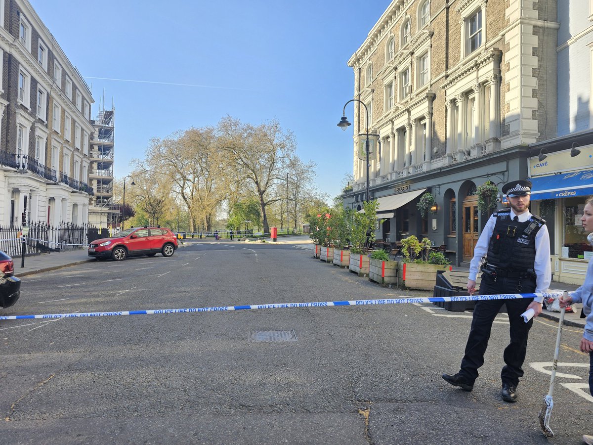 PrimroseWatch's tweet photo. #PrimroseHill is a crime scene today after death in the park and police investigations are underway. Roads closed off to traffic and pedestrians and park shut. Staff in local businesses being kept from their premises, traffic confusion. @theroyalparks @HamandHigh @Keir_Starmer @metpoliceuk @MPSPrimHill @MPSCamdenTown @AnnaBurrage