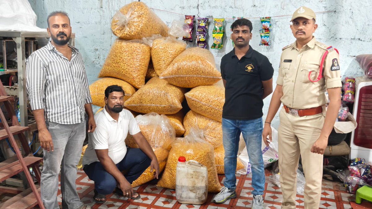 Bavazir_network's tweet image. Shocking Raid in #Mailardevpally : Unsafe Snack Manufacturing Unit Busted

A shocking and serious incident has come to light from the limits of Mailardevpally Police Station in #Hyderabad.

Acting on specific information, the H-Fast Team conducted a sudden raid on a company where