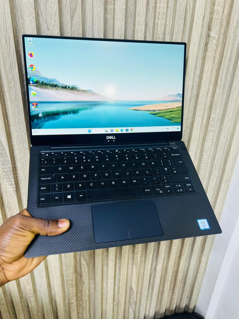 ayzade_abdool's tweet image. ➡️DELL XPS 13 
➡️touch screen 
➡️Corei 7
➡️8th generation 
➡️256gb ssd
➡️8gb ram 
➡️fingerprint sensor 
➡️Keyboard light 
➡️UHD display screen 
➡️Type C port 
➡️HDMI port 
➡️Over 4hr battery 🔋 life 
➡️Original type C factory charger 🔌 
➡️Very sleek design 👌

Price: 350k
☎️