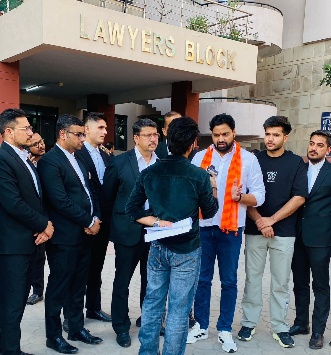 दैनिक भास्कर द्वारा ब्राह्मणों के विरुद्ध फैलाई जा रही नफ़रत के विरोध में परशुराम दल ने दिल्ली के साकेत कोर्ट से दैनिक भास्कर के सभी पते पर कानूनी नोटिस भेजा है।