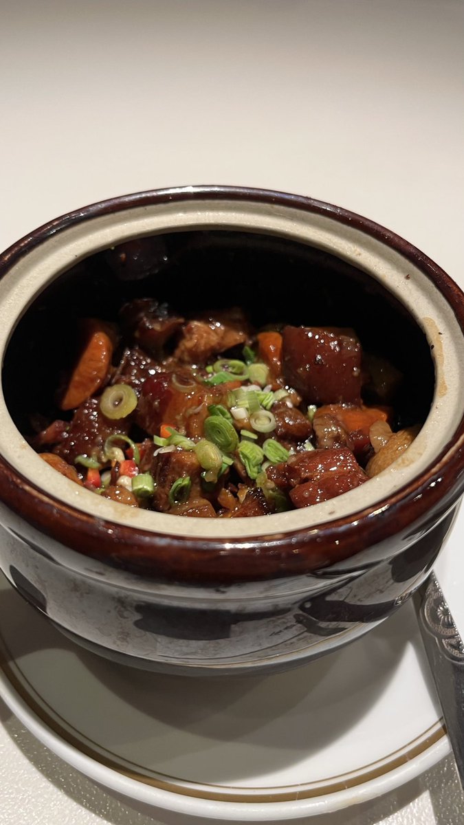 いろいろ頑張っているので中華街で豚の壷煮🐷
あまりにも上手いし内装もすごくて噴水ついてた 