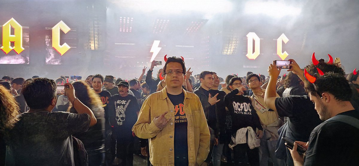 GerSM07's tweet photo. Ayer en el power up tour de AC/DC https://t.co/PkioKGWbfP
