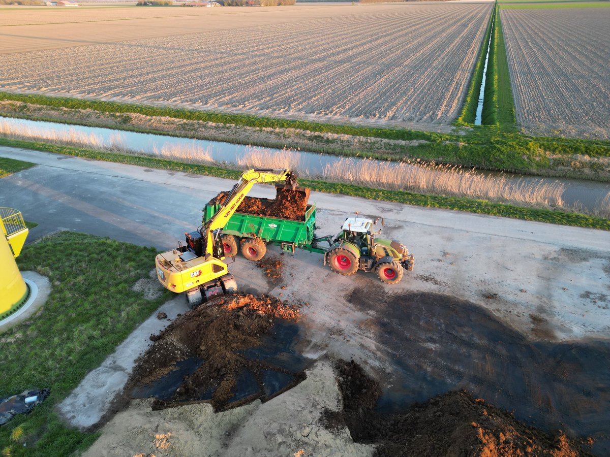 harrysfarm's tweet photo. Gisteravond is er droge rundvee mest verstrooid over de #nkg aardappel #akker door loonbedrijf Van t Goor. Goede #voeding voor de plant. https://t.co/9NVZZquXuI