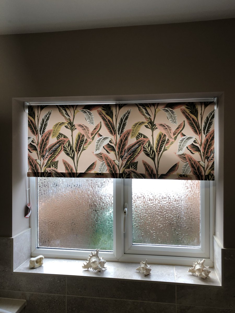 CooksBlinds's tweet image. A simple upgrade that makes a big difference!☀️
This made to measure Tropical Palm roller blind, brings a splash of summer &amp;amp; perfect light control to this bathroom. Add a touch of colour to your home with our wide range of roller blind patterns! #RollerBlinds #HomeStyle #Interior