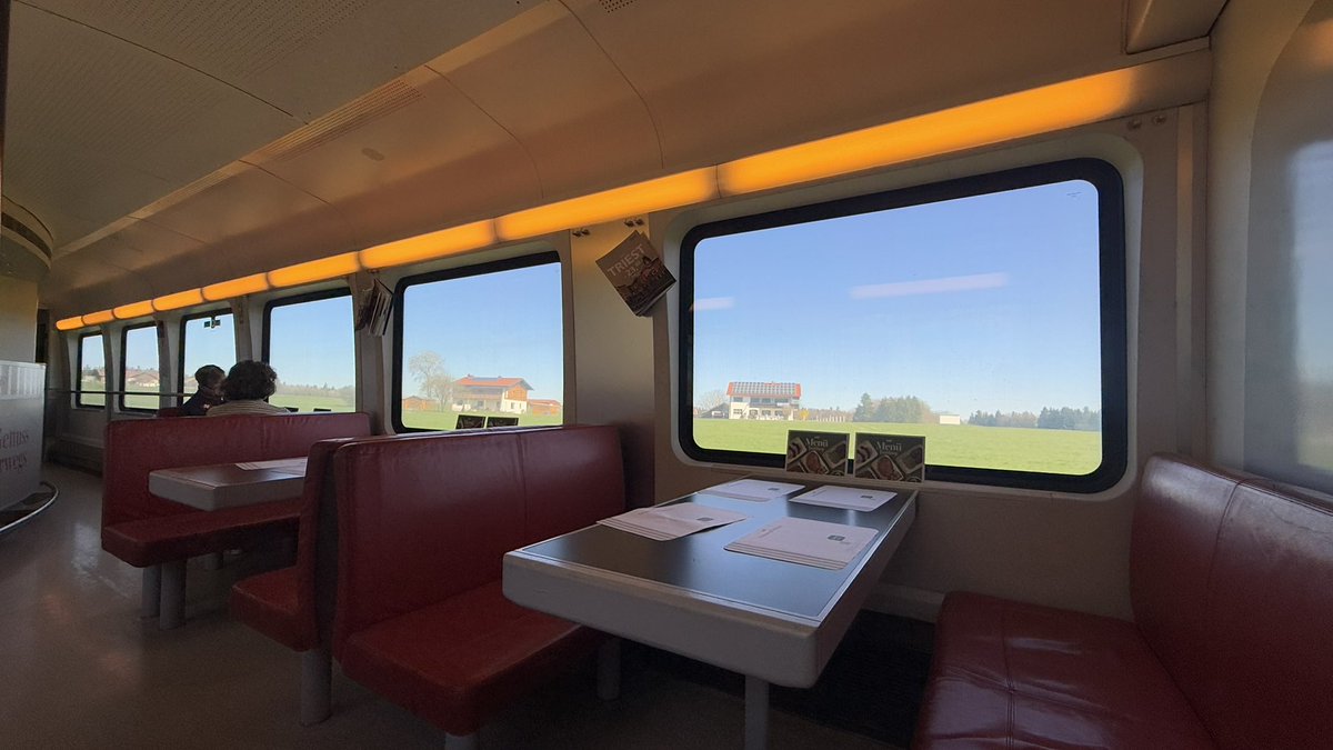腹減ったのでレールジェットの食堂車へ これで4500円だけどどーでも