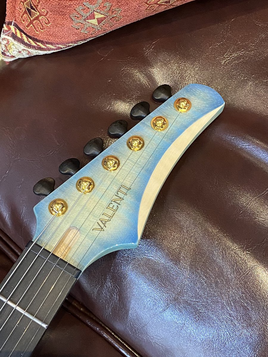 gakkicenter's tweet image. Valenti Guitars ( ヴァレンティーギター )
Nebula Carved, Ice Blue(Dark Burst)

gakkicenter.com/c/gr1213/gr122…

こちらはボディバックがブラックカラーのモデルになります。
ネック裏も鮮やかなアイスブルーカラーです。

#valentiguitars #madeinitaly #ヴァレンティーギター #イタリア製