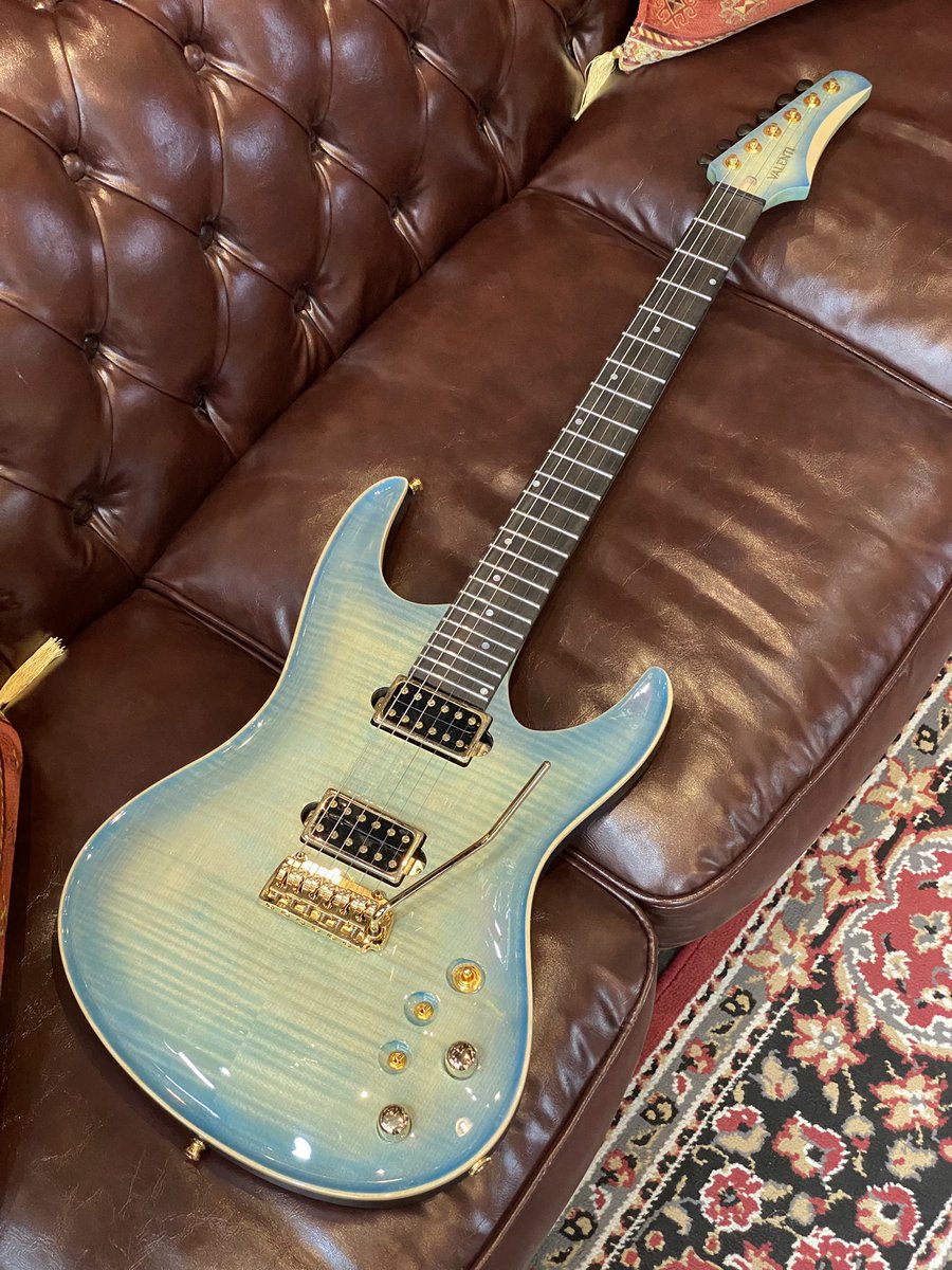 gakkicenter's tweet image. Valenti Guitars ( ヴァレンティーギター )
Nebula Carved, Ice Blue(Dark Burst)

gakkicenter.com/c/gr1213/gr122…

こちらはボディバックがブラックカラーのモデルになります。
ネック裏も鮮やかなアイスブルーカラーです。

#valentiguitars #madeinitaly #ヴァレンティーギター #イタリア製
