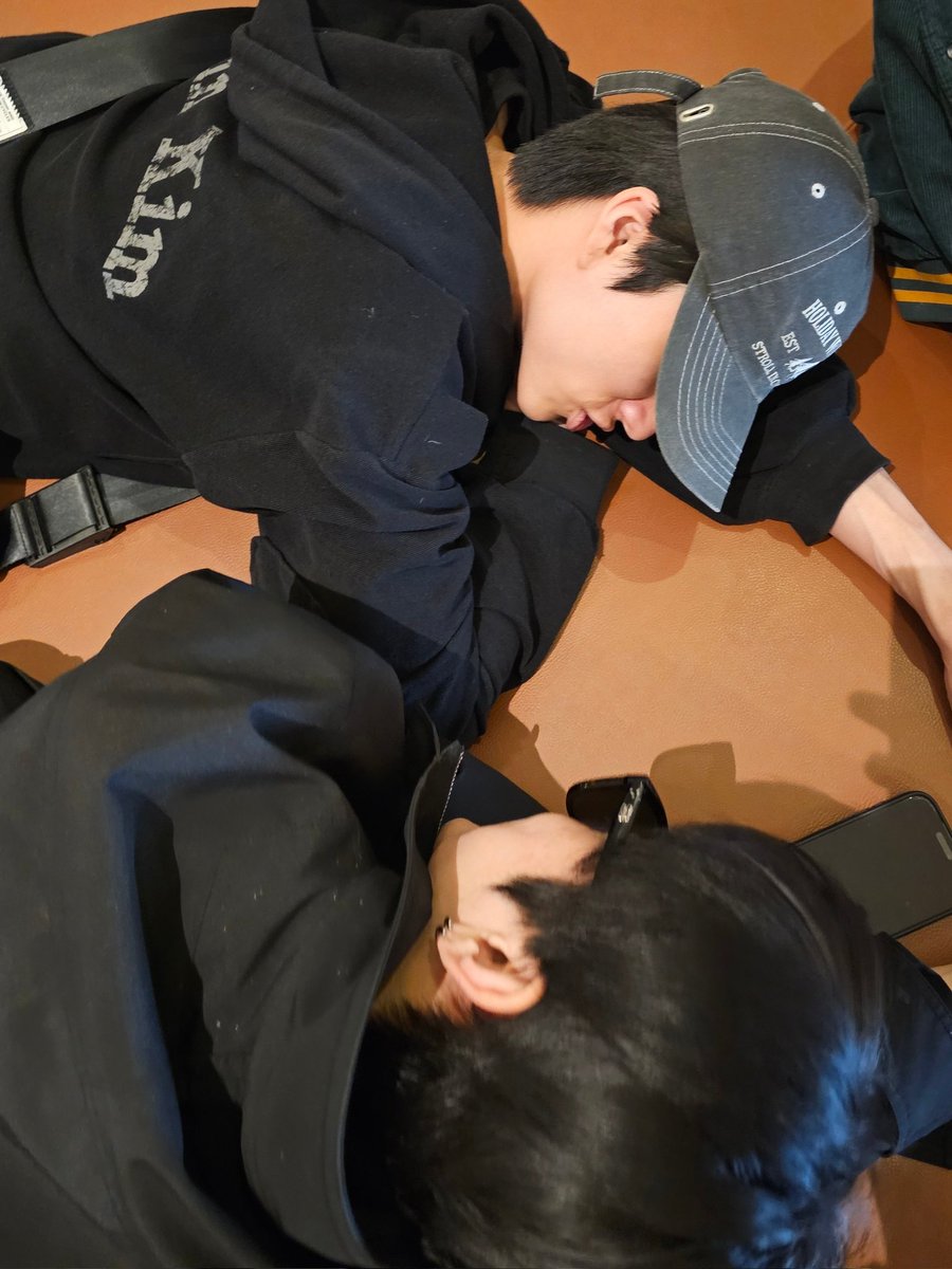 chk3_'s tweet photo. Twitter update
한국이 생일 너무너무 축하한다~
나를 너무 좋아하네..
앞으로도 오래오래 같이 행복하자 애정한다

#FROM_TRENDZ #TO_FRIENDZ #TRENDZ #트렌드지 #hankook https://t.co/4RGr83DRBl