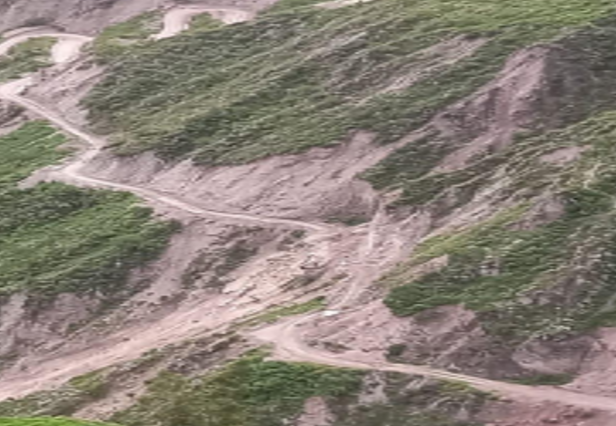 COENPeru's tweet image. 📢 Arequipa: el 7/4, a causa de las lluvias intensas, se produjo un #Deslizamiento en el anexo Lucha-Yumasca, distrito de #Alca, provincia La Unión, que causó daños a infraestructura de transporte. Municipio distrital ejecuta la #EDAN y coordina las acciones de respuesta. (1/2)