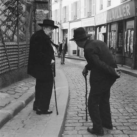 📸 Monika Baumgartl.
Les vieux copains de la rue Norvins à Montmartre 
1965. Paris 18e