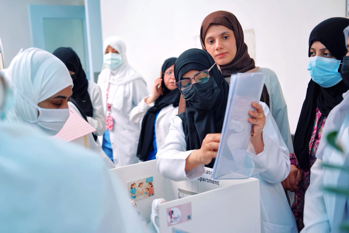 E1_QcH's tweet photo. تحت شعار "منع السقوط.. حماية للجميع"؛ نظم مستشفى القطيف المركزي، ممثلاً بإدارة الشؤون التمريضية، فعالية توعوية تهدف لتعزيز سلامة المرضى ورفع وعي الكوادر الصحية والمجتمع بمخاطر السقوط وسبل الوقاية منها. 
​ عبر أركان توعوية تستهدف الزوار والمرافقين في مختلف الأقسام. https://t.co/Zh6EBK12ct