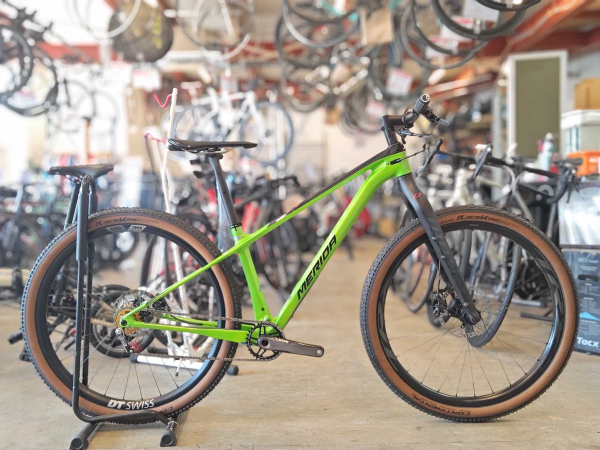 buychari's tweet image. 【熊谷店　店舗情報🚲】

MERIDA BIG.NINE 7000 カスタムMTB入荷！

軽量カーボンフレームにリジッドフォーク＆カーボンホイールを採用し約8.1kgを実現！

シングルスピード仕様でシンプルながら軽快な走りと操作性が魅力✨

MTBの新たな楽しさを感じられる一台です

#MERIDA 
#MTB
#バイチャリ