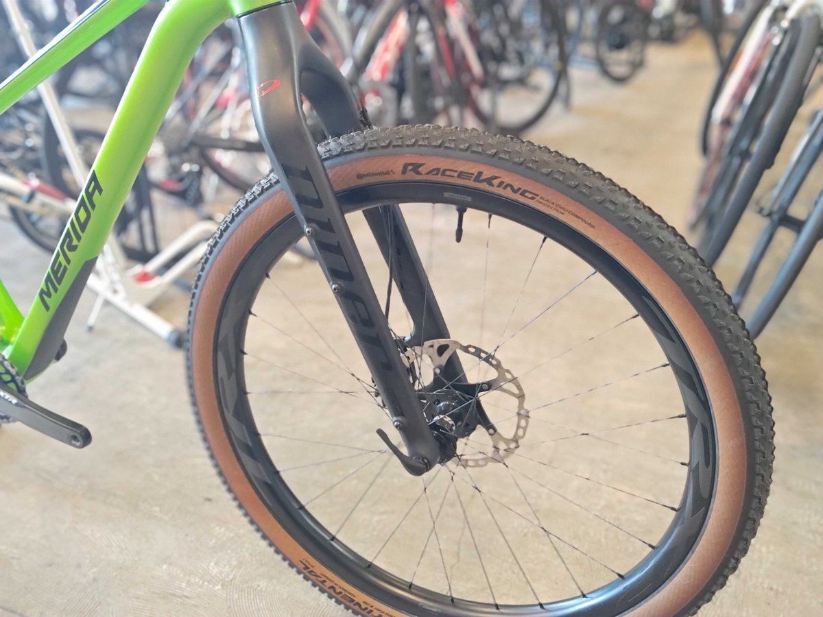 buychari's tweet image. 【熊谷店　店舗情報🚲】

MERIDA BIG.NINE 7000 カスタムMTB入荷！

軽量カーボンフレームにリジッドフォーク＆カーボンホイールを採用し約8.1kgを実現！

シングルスピード仕様でシンプルながら軽快な走りと操作性が魅力✨

MTBの新たな楽しさを感じられる一台です

#MERIDA 
#MTB
#バイチャリ