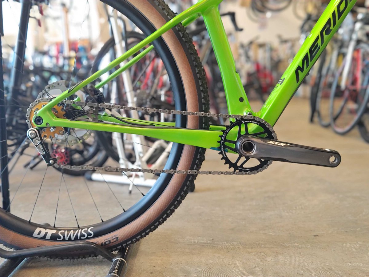 buychari's tweet image. 【熊谷店　店舗情報🚲】

MERIDA BIG.NINE 7000 カスタムMTB入荷！

軽量カーボンフレームにリジッドフォーク＆カーボンホイールを採用し約8.1kgを実現！

シングルスピード仕様でシンプルながら軽快な走りと操作性が魅力✨

MTBの新たな楽しさを感じられる一台です

#MERIDA 
#MTB
#バイチャリ