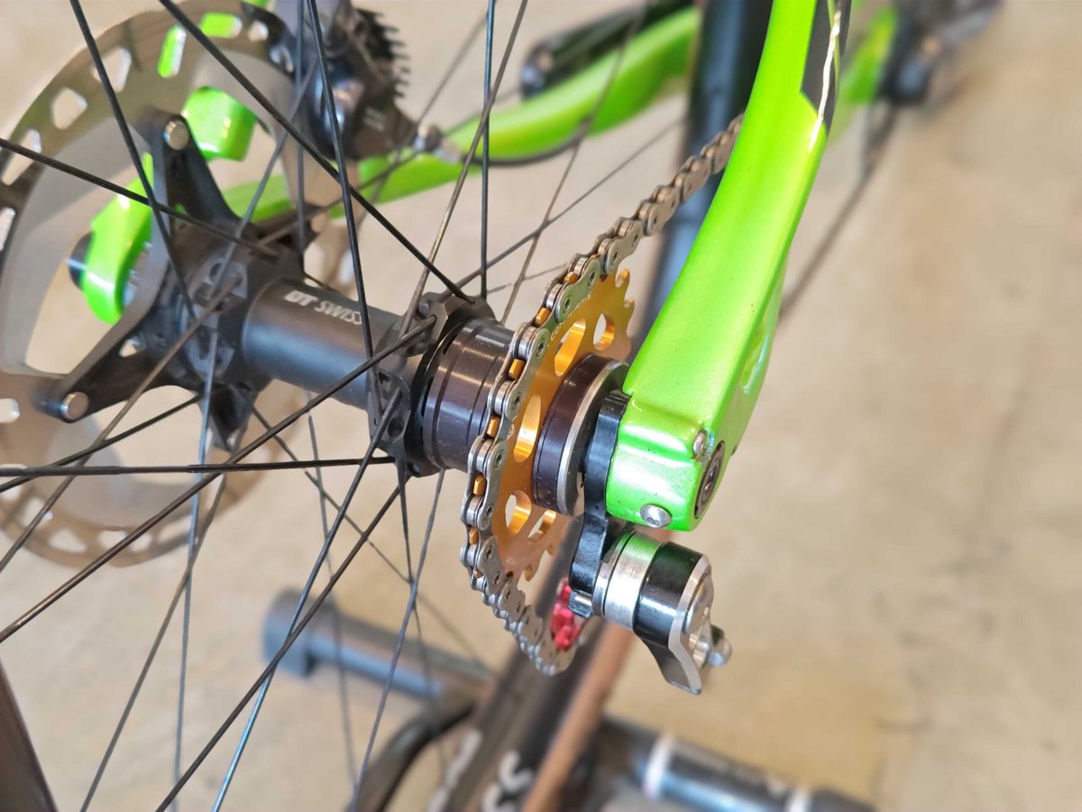 buychari's tweet image. 【熊谷店　店舗情報🚲】

MERIDA BIG.NINE 7000 カスタムMTB入荷！

軽量カーボンフレームにリジッドフォーク＆カーボンホイールを採用し約8.1kgを実現！

シングルスピード仕様でシンプルながら軽快な走りと操作性が魅力✨

MTBの新たな楽しさを感じられる一台です

#MERIDA 
#MTB
#バイチャリ