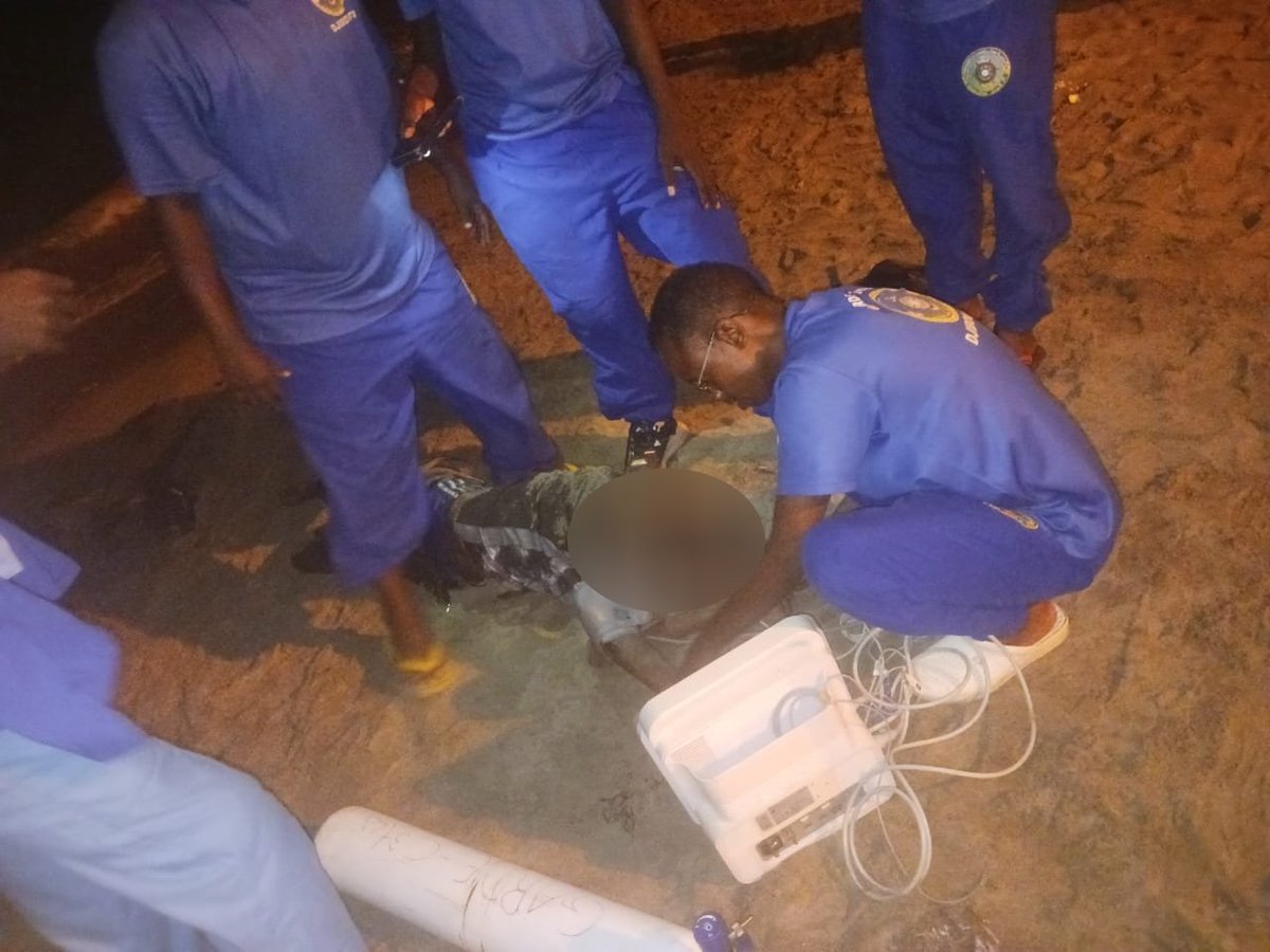 GCDJIb's tweet photo. Dans le cadre des opérations de surveillance des plages et de protection des baigneurs, la Garde-Côtes Djiboutienne est intervenue promptement dans la soirée du 06 avril 2026, à la plage de Siesta, pour porter secours à un jeune homme en situation de noyade. https://t.co/eKP1qZ9uA2