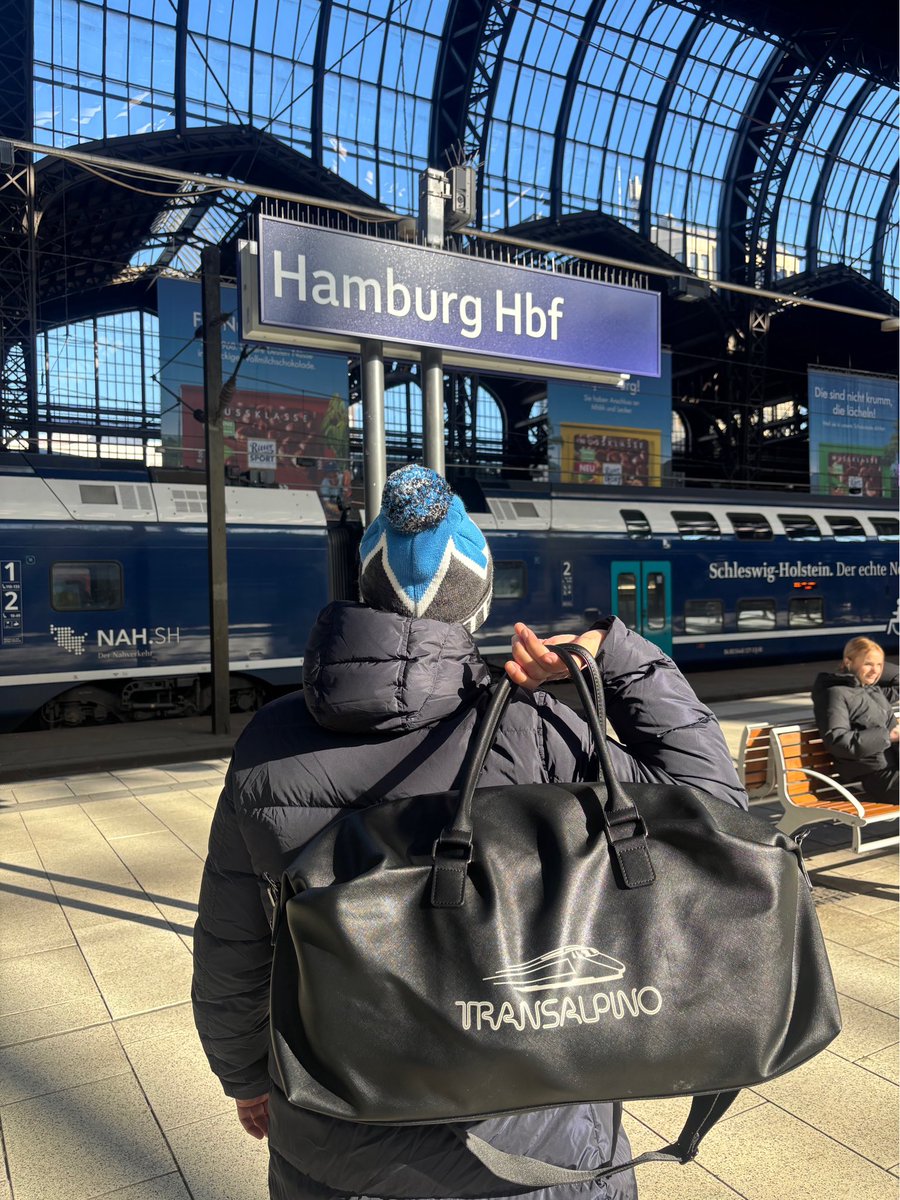 TransalpinoO's tweet photo. Weekender holdall now restocked in bronze &amp; silver

https://t.co/7CFhnOZapG https://t.co/WD03Oss8R1