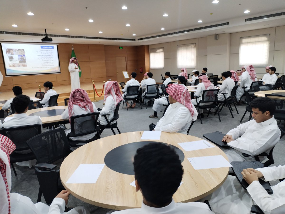 Mutawwer's tweet photo. سعدت صباح الأمس بتقديم دورة (مهارات التخصص الجامعي) لطلاب ثانوية إتقان التربية بالرياض بالتعاون مع جمعية شامخ فقد كانت البيئة للقاعة مميزة اشكر الإدارة والطلاب المشاركين للتفاعل المميزة وللجمعية والشكر للجميع. 
#تحديد_التخصص
#اختيار_التخصص 
#جمعية_شامخ https://t.co/GOIF1WXRCC