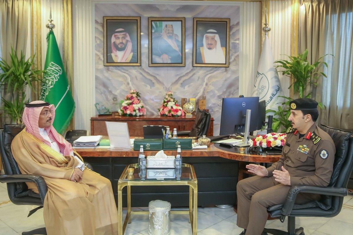 قدم له التهنئة بمناسبة تعيينه مديراً لشرطة الطائف 
#أمين_الطائف المهندس عبدالله الزايدي يلتقي بمدير شرطة #الطائف العميد ضيف الله بن غازي بن غميض، ويبحثان تعزيز التعاون المشرك