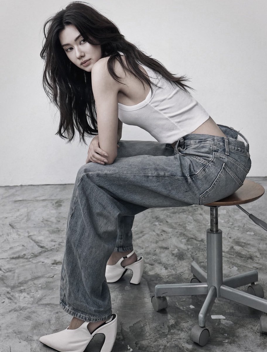 ㅤ
08/04/2026 :    𝗧𝗛𝗘𝗦𝗘̂𝗥𝗔 𝗦𝗧𝗨𝗗𝗜𝗢.
This wasn’t exactly the plan for THESÊRA but here I am in front of the camera (lol).
ㅤㅤ