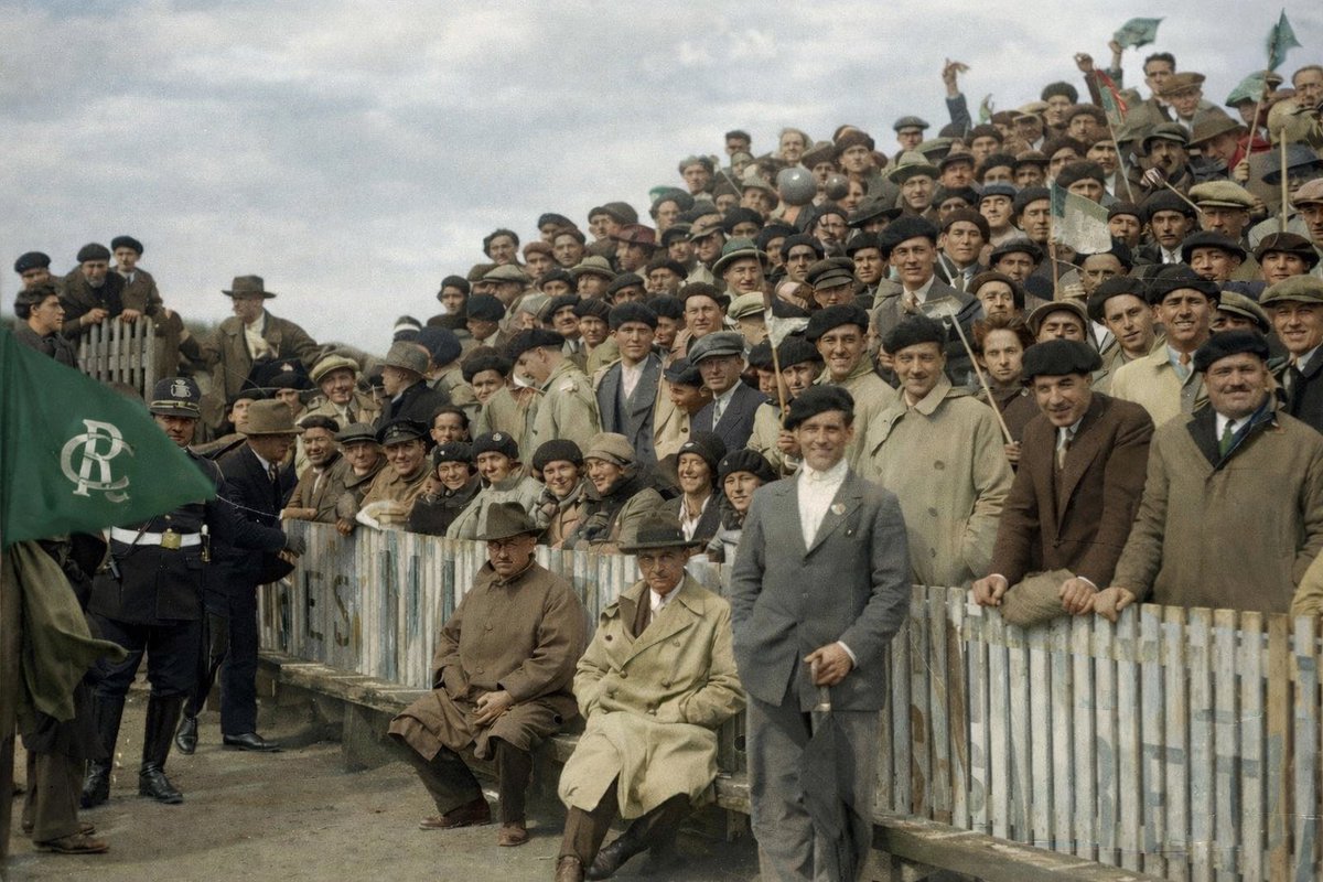 Foto coloreada de aficionados de la Real Sociedad en los Campos de Sport en la final de Copa de 1928. Obsérvese el banderín del córner de la esquina noreste. Gentileza de ⁦<a href="/atotxaorg/">Atotxa.org</a>⁩