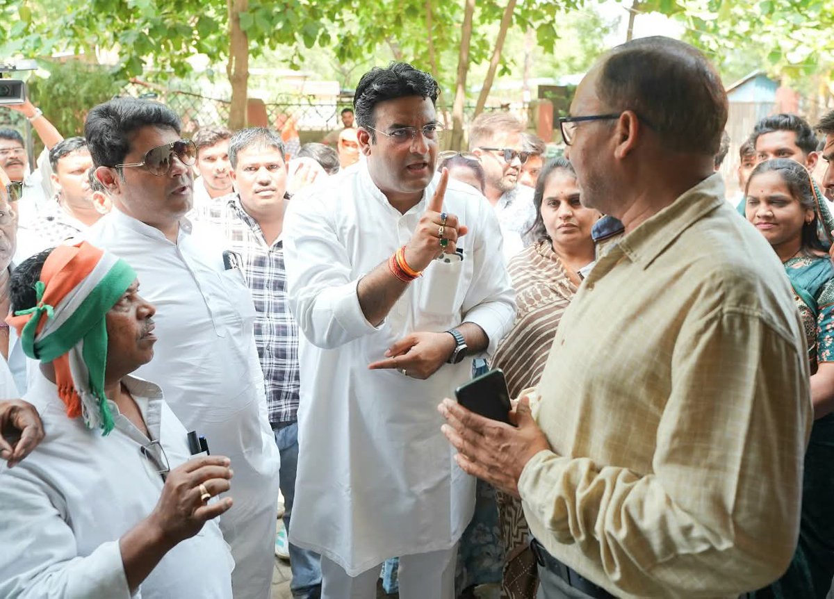 ayushag2500's tweet photo. आज रायपुर पश्चिम विधानसभा के गुढियारी क्षेत्र के लगातार हो रही बिजली कटौती और साथ में बिजली विभाग की व्यवस्था सुधारने को लेकर उदासीनता के विरोध के बिजली विभाग का घेराव किया गया। 
@subodhharitwal

@INCChhattisgarh @DeepakBaijINC
#रायपुर_पश्चिम_विधानसभा https://t.co/UmJY8VvMJN
