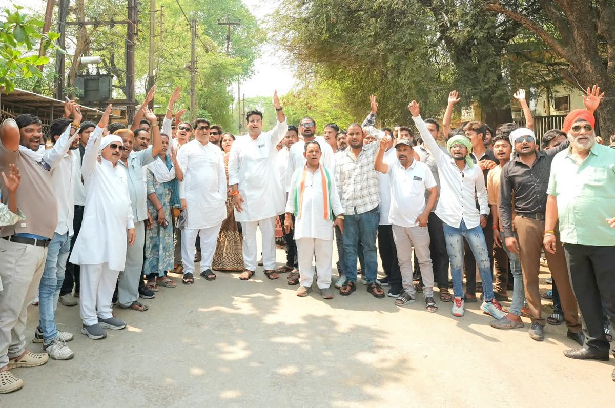 ayushag2500's tweet photo. आज रायपुर पश्चिम विधानसभा के गुढियारी क्षेत्र के लगातार हो रही बिजली कटौती और साथ में बिजली विभाग की व्यवस्था सुधारने को लेकर उदासीनता के विरोध के बिजली विभाग का घेराव किया गया। 
@subodhharitwal

@INCChhattisgarh @DeepakBaijINC
#रायपुर_पश्चिम_विधानसभा https://t.co/UmJY8VvMJN