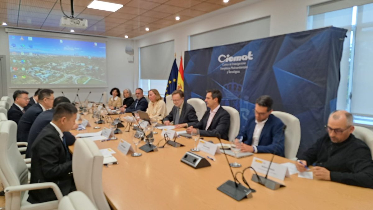 CIEMAT_OPI's tweet image. 📍 La sede del @CIEMAT_OPI ha acogido una reunión conjunta con el Southwestern Institute of Physics (#SWIP), centrada en el avance de los programas de #fusión en #España y #China.

⚛️ Un encuentro que refuerza la cooperación científica y tecnológica entre ambas instituciones en