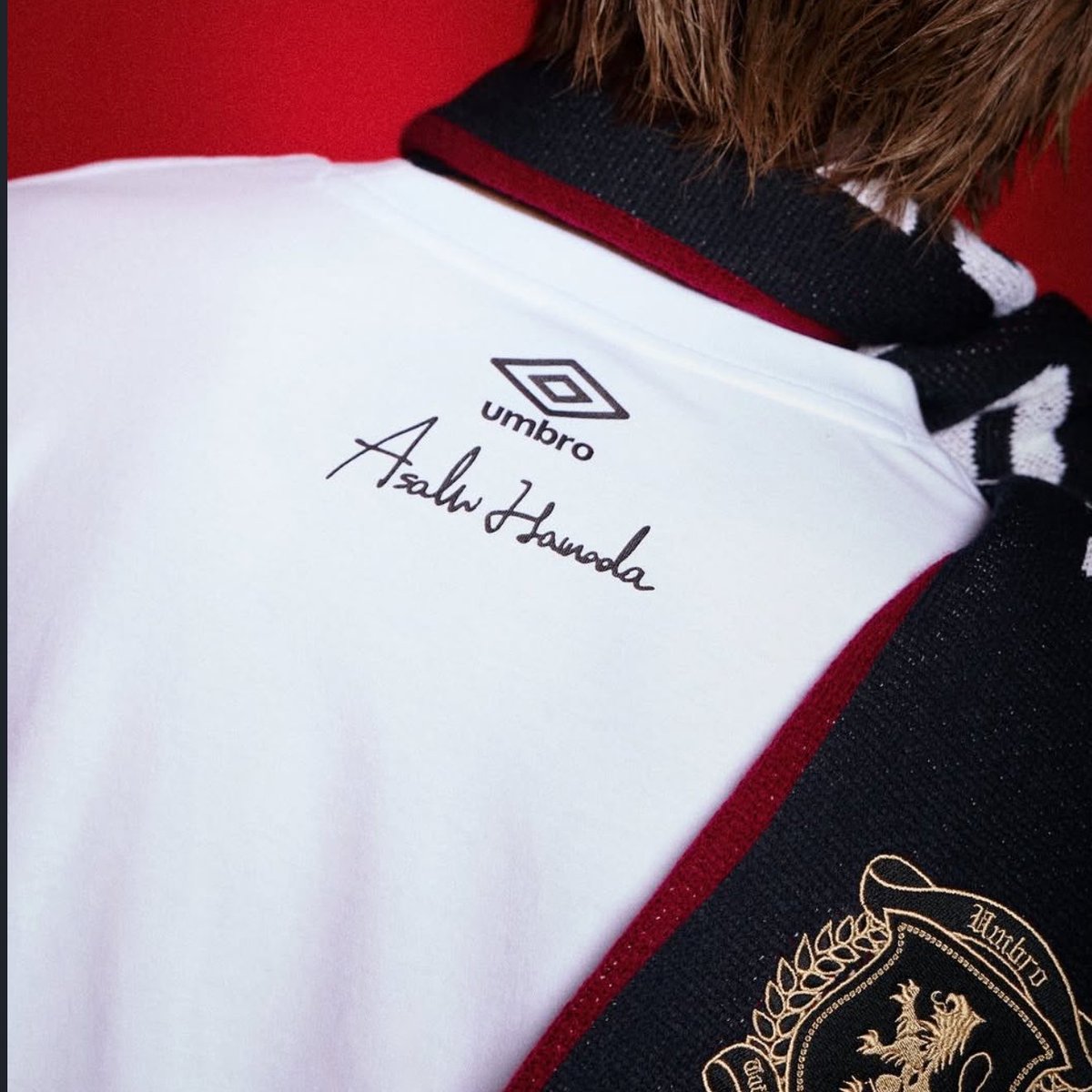 akplo_'s tweet photo. 「フットボールヘリテージのUMBRO、アーティストASAHIの感性で生まれ変わる。
彼の誕生年であり、新たな始まりを告げる[NEW BORN 2001]。
ミュージシャンを超えてデザイナーとして参加したASAHIの独創的なピースをぜひご覧ください。」
←😭😭😭😭

誕生年にお名前入り....本当にすごいことだ、、涙 https://t.co/mz8ErKZR8P