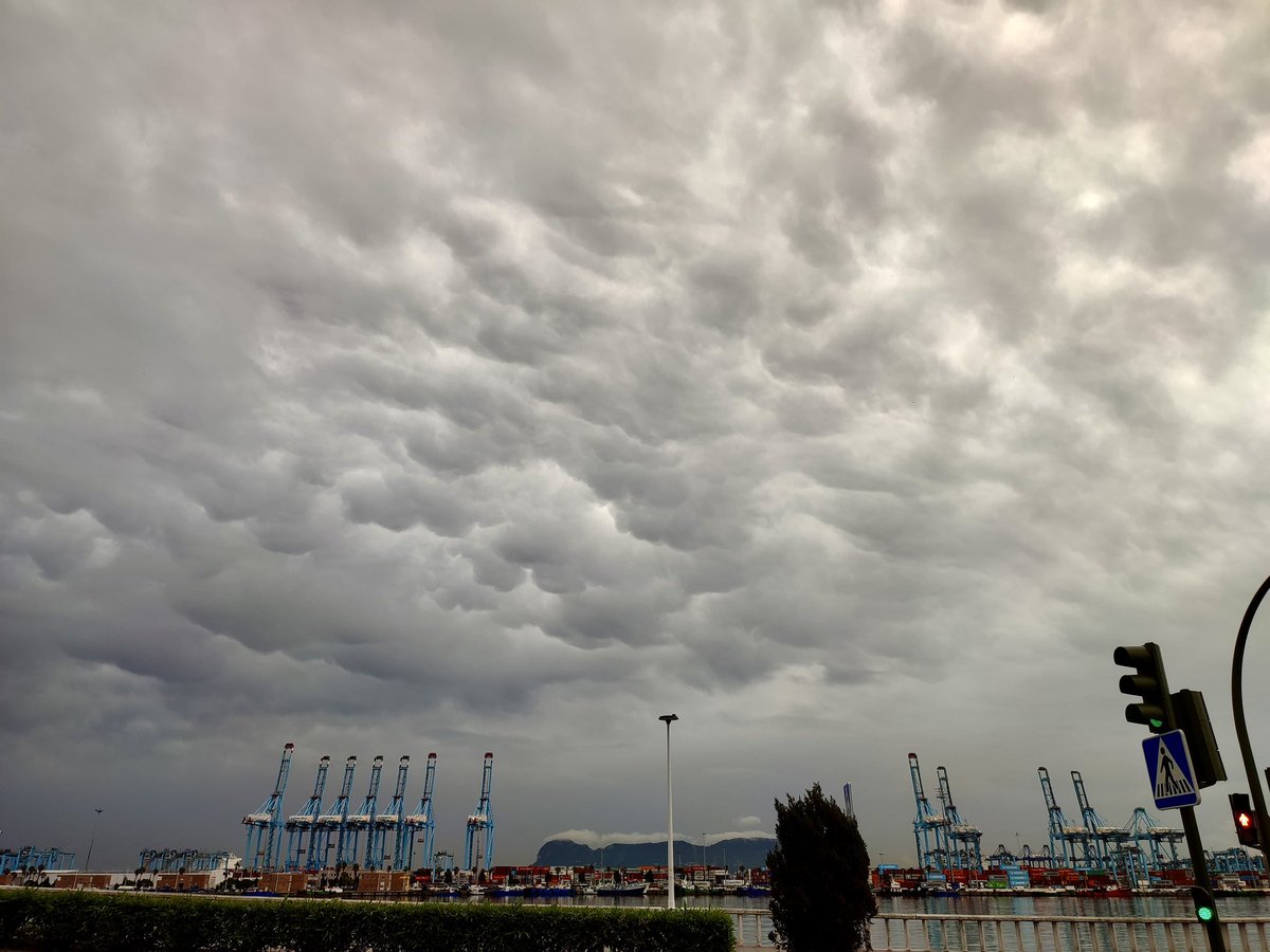 jrambaud's tweet image. #Algeciras esta mañana #meteo Puerto y #Gibraltar al fondo.