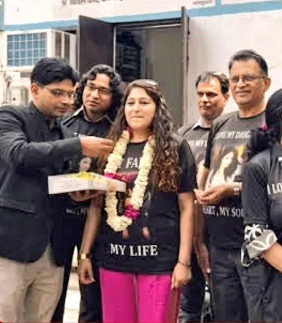 ये महिला याद है जिसे 4–5 दिन पहले ढोल बाजे के साथ बाप ने घर ऐसे लाया जैसे ओलम्पिक में मेडल जीत कर लाई हो? 

इसके पीछे की कहानी ये है की लड़की का पिता एक जज है और इस लड़की की शादी एक आर्मी फैमिली में हुई। 
ससुर आर्मी में रिटायर्ड ऑफिसर और बेटा जिससे शादी हुई वो मेजर गौरव