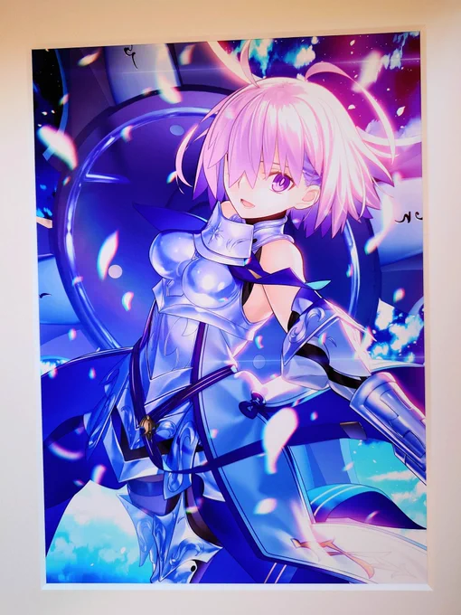 あ、わ、届いたああ 青の発色が綺麗だ…………青に惹かれて買って良かった……そしてこの印刷の綺麗さよ……前髪に隠れてうっすら見える目までしっかり視認できる 神だ