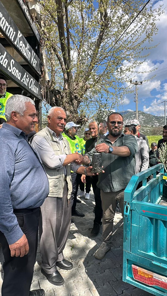 GthmIlce's tweet photo. 📌ÇİFTÇİLERİMİZE 7000 ADET ZEYTİN FİDANI DAĞITILDI.

 İlçemizde  “Zeytin Fidan Dağıtım Projesi” ile İlçemizde  zeytin geliştirmesi bölgesi olan Karaveliler, Killik ve Ahırtaş mahallelerindeki üreticilerimize zeytin fidanları teslim edildi.
@ErkannCakar 
@unalcakici07 
@FratErkal https://t.co/jhCBTDe9Vm