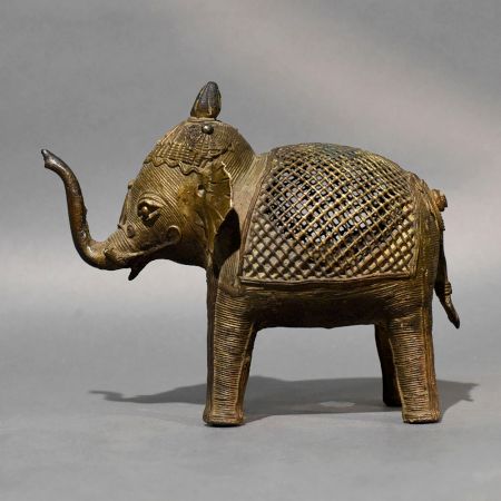indianshelf's tweet image. Rooted in heritage, crafted in metal 🐘 This Dhokra brass elephant is more than decor, it is a symbol of strength, tradition, and timeless tribal artistry.

#DhokraArt #BrassDecor #IndianCrafts #HeritageDecor #ArtisanMade #HomeDecorIndia
