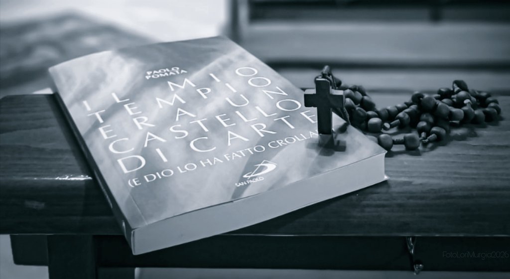 Ho alzato un muro
Per paura di vivere

Sono stato in silenzio
Per difendermi dal buio

Ora ho aperto uno spiraglio
Feritoia di lacrime e parole
Breccia nel costato dell'indicibile

Ho piegato le ginocchia
Per dire di chi mi ha amato
Ho steso le braccia
Per amore del mio Signore