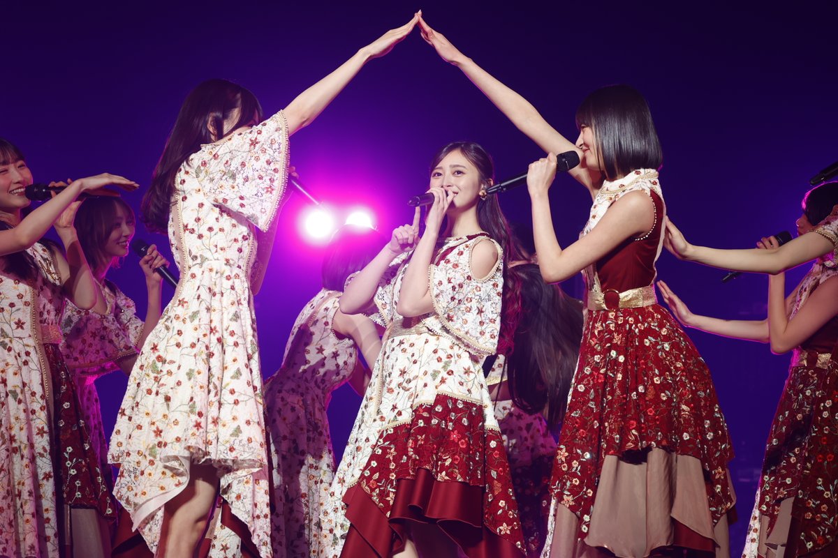 oricon's tweet photo. 乃木坂46、日本大学入学式にサプライズ登場❗️
日本武道館でヒット曲ライブ
1万8000人の新入生へエール

今年、日大を卒業した林瑠奈がスピーチ
「皆さんの勇気に繋がっていたら」
https://t.co/RvZWOt4YrG

#乃木坂46 https://t.co/gQCdRFOZSA
