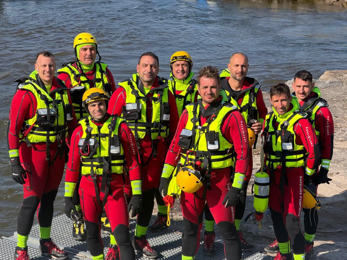 SDIS66's tweet photo. Formation Unité de Valeur SAV 2 – Nageurs Sauveteurs Côtiers

Du 30 mars au 3 avril 2026, s’est déroulée la formation Nageurs Sauveteurs Côtiers (SAV2), destinée à renforcer les compétences opérationnelles nécessaires à la réalisation de sauvetages de personnes en difficulté en surface, sur le littoral méditerranéen, afin d’apporter une réponse efficace et sécurisée aux différentes situations de secours.

Au cours de cette session, les stagiaires ont enchaîné de nombreuses manœuvres opérationnelles en utilisant les équipements de protection individuelle et collective adaptés à ce type d’intervention.

Cette formation permet notamment :
•de réaliser des sauvetages de personnes en difficulté, sur la roche ou en milieu aquatique, dans des conditions de sécurité optimales ;
•de maîtriser les méthodes et techniques d’intervention dans le ressac, avec ou sans filin ;
•d’acquérir une technicité spécifique pour évoluer dans un environnement exigeant, en mettant en œuvre les différents moyens opérationnels disponibles (bateau léger de sauvetage, jet-ski, etc.).

Cette session s’est déroulée dans des conditions particulièrement exigeantes, marquées par des vents dépassant les 100 km/h et une houle supérieure à 1,50 mètre chaque jour, illustrant le niveau d’engagement et de professionnalisme des stagiaires.

Placée sous le signe du partage et de la coopération interservices, cette formation a réuni 12 stagiaires, dont :
•3 sapeurs-pompiers de la Corse-du-Sud (2A),
•1 sapeur-pompier du Vaucluse,
•8 sapeurs-pompiers des Pyrénées-Orientales.

Félicitations à l’ensemble des stagiaires pour l’obtention de cette qualification dans des conditions particulièrement difficiles, témoignant de leur détermination et de leur engagement au service de la sécurité des populations.

Remerciements également aux formateurs, dont l’expertise et l’investissement jouent un rôle essentiel dans la montée en compétence des personnels de la spécialité SAV / Secours en Milieu Aquatique, tout au long de l’année.