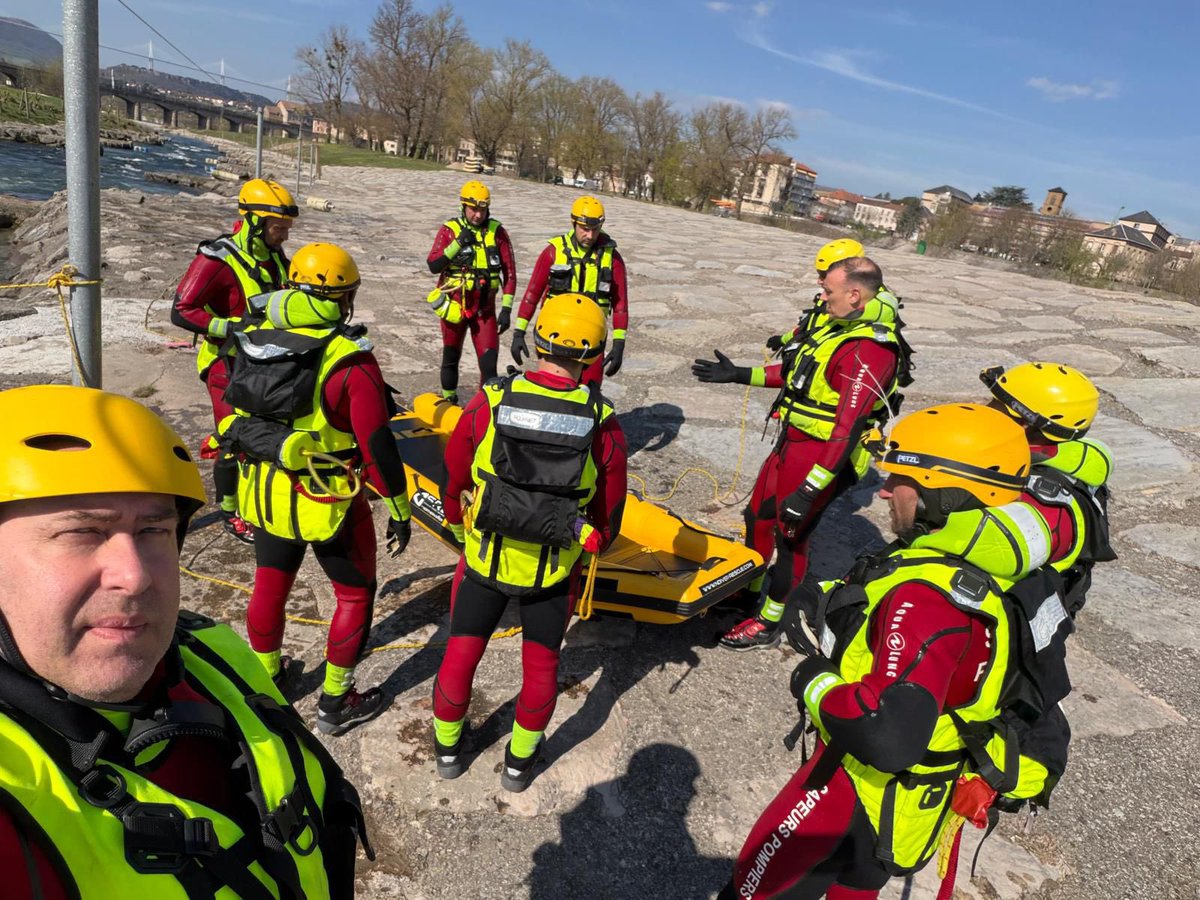 SDIS66's tweet photo. Formation Unité de Valeur SAV 2 – Nageurs Sauveteurs Côtiers

Du 30 mars au 3 avril 2026, s’est déroulée la formation Nageurs Sauveteurs Côtiers (SAV2), destinée à renforcer les compétences opérationnelles nécessaires à la réalisation de sauvetages de personnes en difficulté en surface, sur le littoral méditerranéen, afin d’apporter une réponse efficace et sécurisée aux différentes situations de secours.

Au cours de cette session, les stagiaires ont enchaîné de nombreuses manœuvres opérationnelles en utilisant les équipements de protection individuelle et collective adaptés à ce type d’intervention.

Cette formation permet notamment :
•de réaliser des sauvetages de personnes en difficulté, sur la roche ou en milieu aquatique, dans des conditions de sécurité optimales ;
•de maîtriser les méthodes et techniques d’intervention dans le ressac, avec ou sans filin ;
•d’acquérir une technicité spécifique pour évoluer dans un environnement exigeant, en mettant en œuvre les différents moyens opérationnels disponibles (bateau léger de sauvetage, jet-ski, etc.).

Cette session s’est déroulée dans des conditions particulièrement exigeantes, marquées par des vents dépassant les 100 km/h et une houle supérieure à 1,50 mètre chaque jour, illustrant le niveau d’engagement et de professionnalisme des stagiaires.

Placée sous le signe du partage et de la coopération interservices, cette formation a réuni 12 stagiaires, dont :
•3 sapeurs-pompiers de la Corse-du-Sud (2A),
•1 sapeur-pompier du Vaucluse,
•8 sapeurs-pompiers des Pyrénées-Orientales.

Félicitations à l’ensemble des stagiaires pour l’obtention de cette qualification dans des conditions particulièrement difficiles, témoignant de leur détermination et de leur engagement au service de la sécurité des populations.

Remerciements également aux formateurs, dont l’expertise et l’investissement jouent un rôle essentiel dans la montée en compétence des personnels de la spécialité SAV / Secours en Milieu Aquatique, tout au long de l’année.