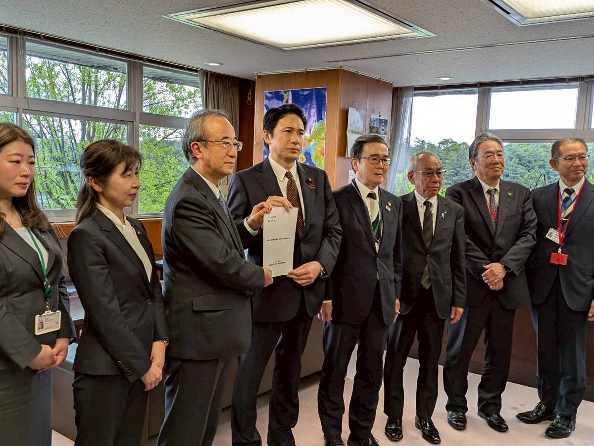 Katoryusho's tweet photo. 燃料高騰を受け、全国知事会より離島航路の維持・確保への要望をいただきました。
離島航路は生活・物流・医療を支える命のインフラ。
離島を多く抱える長崎県選出国会議員として、燃料支援や安定供給、船舶更新、船員確保に取り組み、持続可能な航路維持に全力を尽くします。
https://t.co/Jbpptd94lW https://t.co/DicfjNTO93