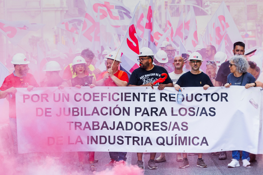STR_Sindicato's tweet photo. 📢 Demà es debat al @parlamentcat una proposta sobre el sector químic.

👉 És hora de reconèixer els riscos i la duresa del nostre treball.

El coeficient reductor de jubilació no és un privilegi.
És justícia.

Per a les treballadores i treballadors de la indústria química i el refí.

#CoeficienteReductorSTR #Indústria #Química #Refí #Catalunya