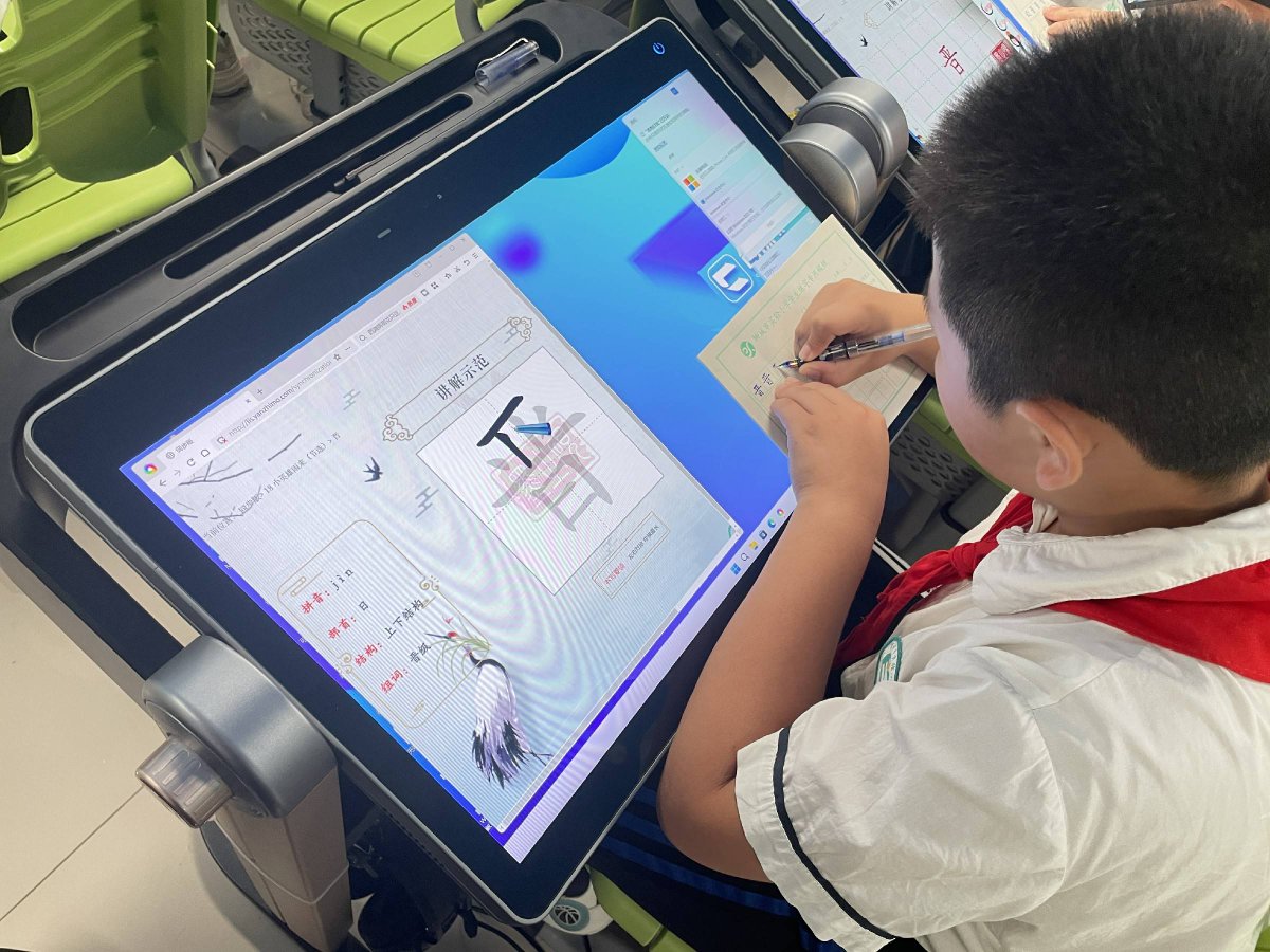 Marazmanavgat07's tweet image. When you accidentally reply "Got it, boss" to a class group chat… but your prof just sent the syllabus.  #CampusOops #WorkModeActivated