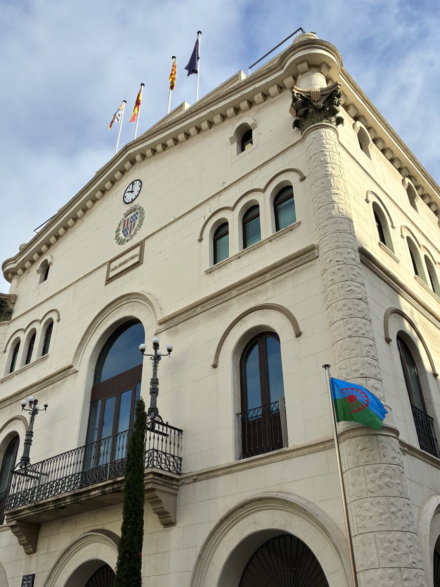 AjBadalona's tweet photo. #Badalona commemora avui el Dia Internacional del Poble Gitano hissant la seva bandera a la plaça de la Vila

➡️ El 8 d'abril, Dia del Poble Gitano, recorda la data del Congrés Mundial Gitano que es va reunir l’any 1971 i del qual van sorgir l’himne i la bandera https://t.co/FQbXnkp0xg