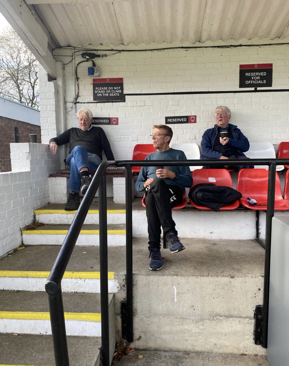 GaryDWood1's tweet image. Three legends at our great club @guistownfc

Tirelessly working behind the scenes they tell me 😂😂 look pretty comfortable there mind you 😂😂
#ThethreeDs
#legends
#grassroots
#ilovethisgame ⚽️