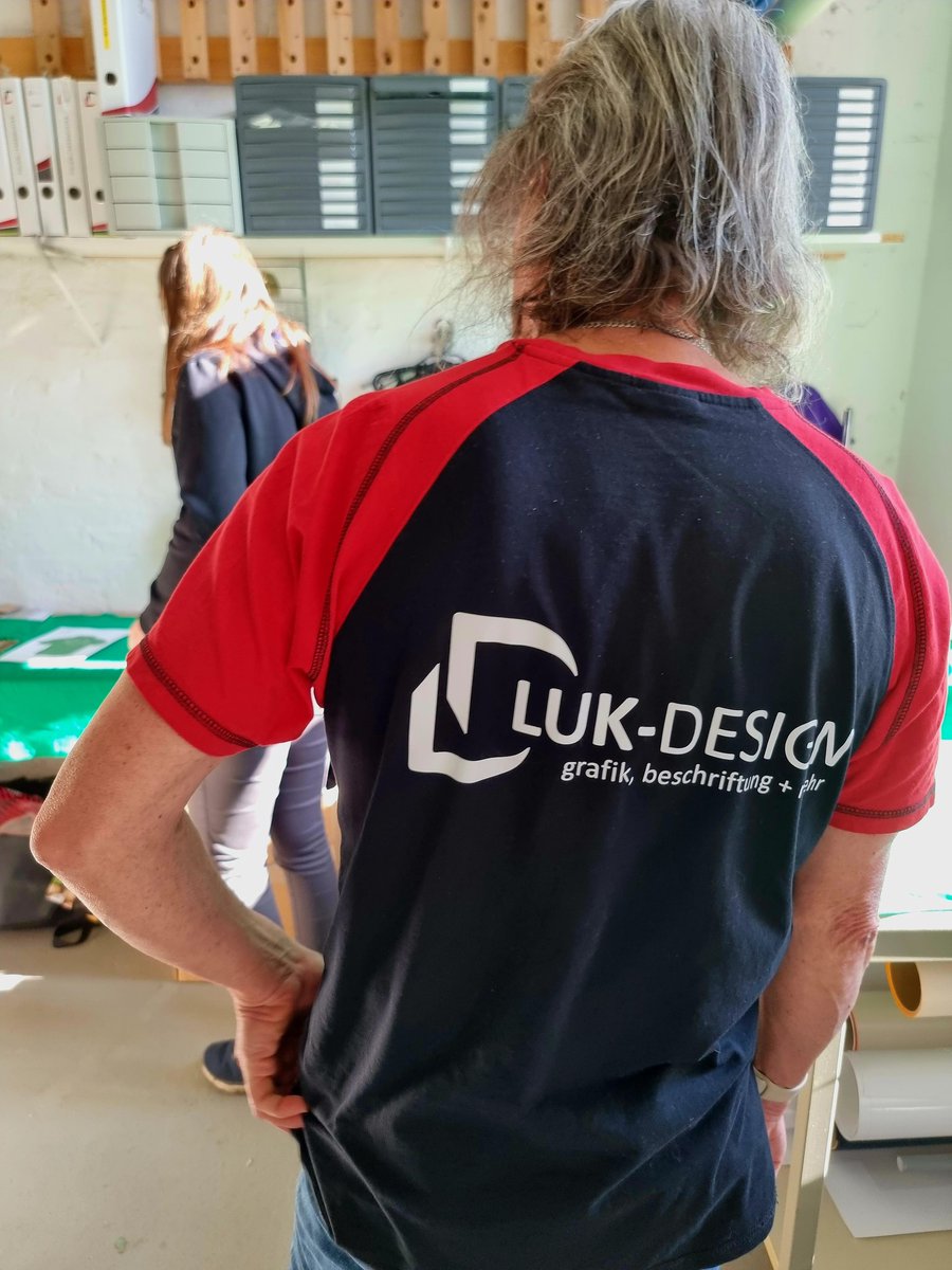 lucktronxtc's tweet photo. Top‑Veredelung beginnt nicht an der Maschine, sondern im Kopf.
Einweisungen + Team-Besprechungen = weniger Fehler, mehr Qualität, mehr LUK‑DESIGN für Luckenwalde.
#TeamPower #Veredelung #lukdesign #textildruck #textilveredelung #teamwear #sportswear https://t.co/ThMKu61HN4